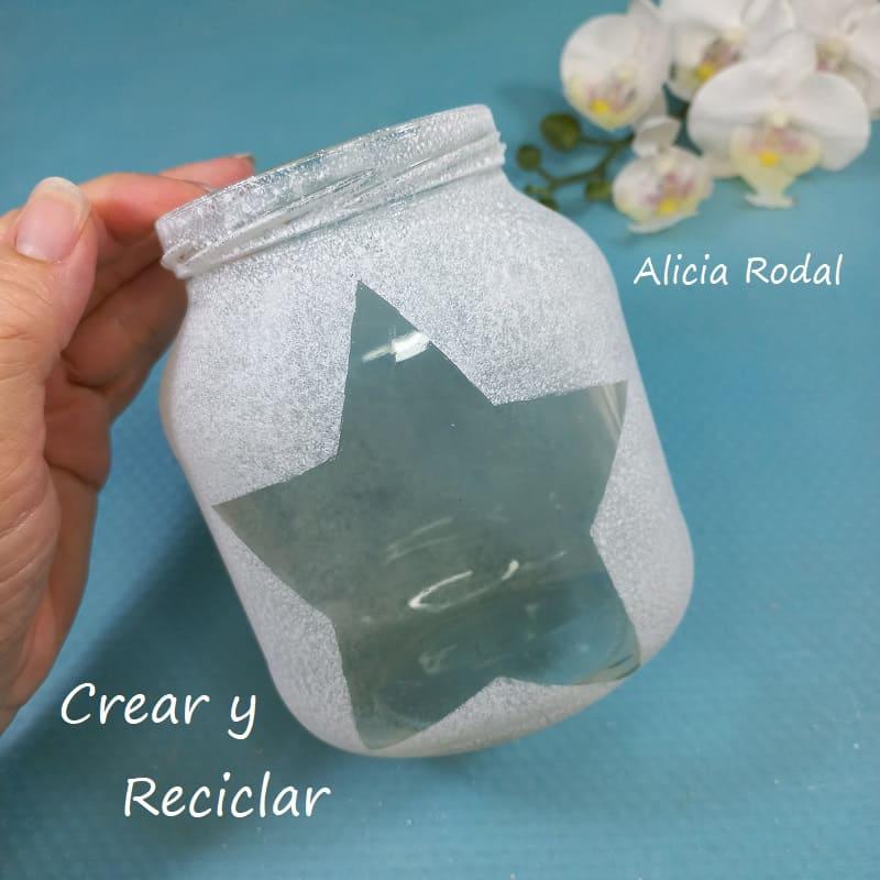 La técnica del falso esmerilado o esmerilado de imitación sobre frascos, botes o botellas de vidrio, es una de esas manualidades que tenía pendiente por aprender. En esta publicación te muestro algunas técnicas que he visto en otros blogs, cuales si funcionan y cuales no, o por lo menos a mí no me gustó el resultado.