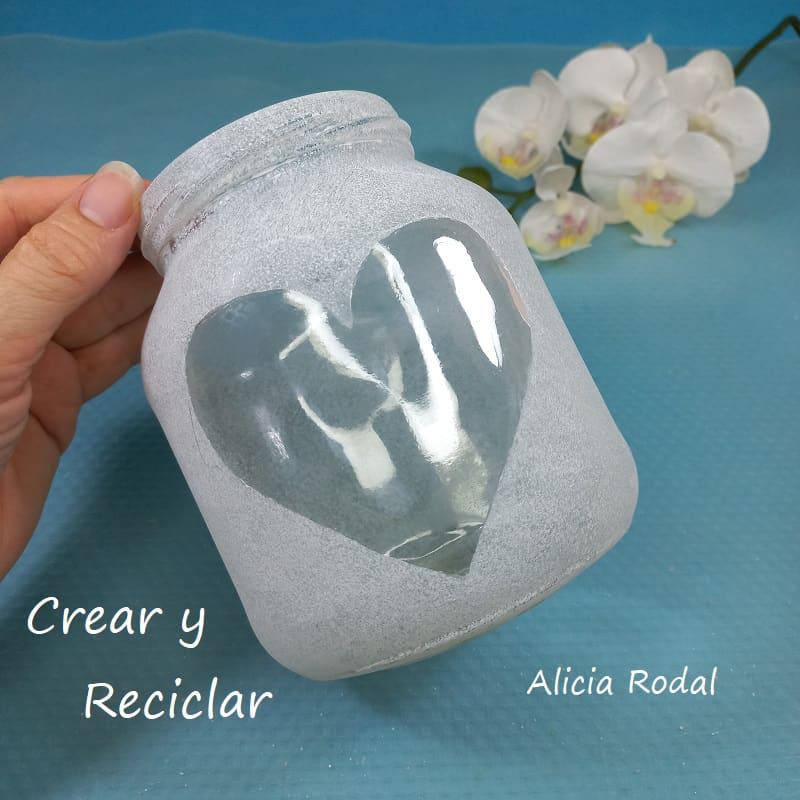 La técnica del falso esmerilado o esmerilado de imitación sobre frascos, botes o botellas de vidrio, es una de esas manualidades que tenía pendiente por aprender. En esta publicación te muestro algunas técnicas que he visto en otros blogs, cuales si funcionan y cuales no, o por lo menos a mí no me gustó el resultado.