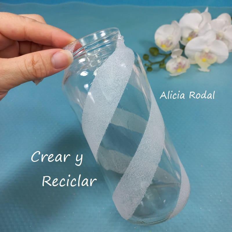 La técnica del falso esmerilado o esmerilado de imitación sobre frascos, botes o botellas de vidrio, es una de esas manualidades que tenía pendiente por aprender. En esta publicación te muestro algunas técnicas que he visto en otros blogs, cuales si funcionan y cuales no, o por lo menos a mí no me gustó el resultado.