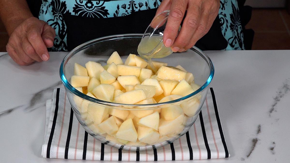 TARTA ESPONJOSA DE MANZANA. Tierna y jugosa tarta que gustara a todos en casa, se hace muy fácil - Loli Domínguez - Foto 1