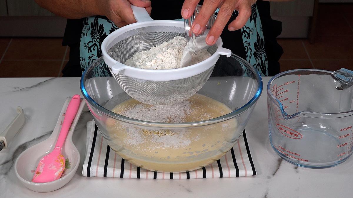 TARTA ESPONJOSA DE MANZANA. Tierna y jugosa tarta que gustara a todos en casa, se hace muy fácil - Loli Domínguez - Foto 3