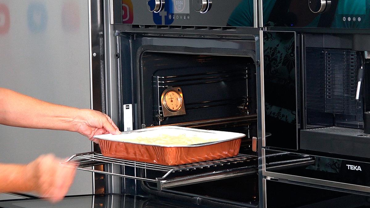 TARTA ESPONJOSA DE MANZANA. Tierna y jugosa tarta que gustara a todos en casa, se hace muy fácil - Loli Domínguez - Foto 5