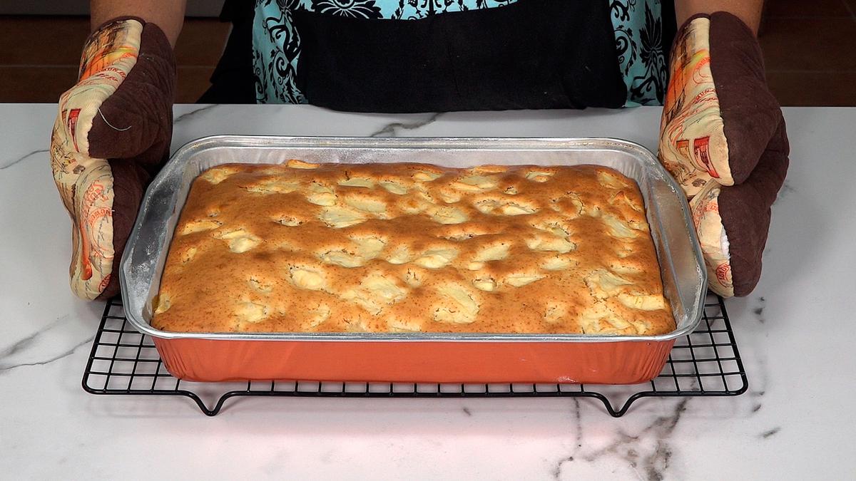 TARTA ESPONJOSA DE MANZANA. Tierna y jugosa tarta que gustara a todos en casa, se hace muy fácil - Loli Domínguez - Foto 6