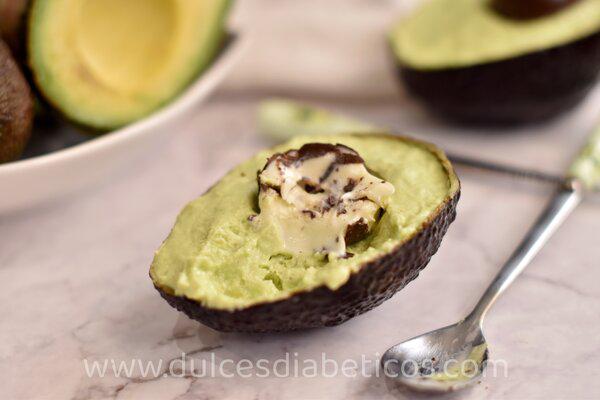 helado de aguacate con bombon en el centro