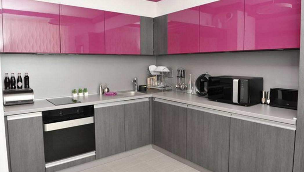 Cocina rosa y gris