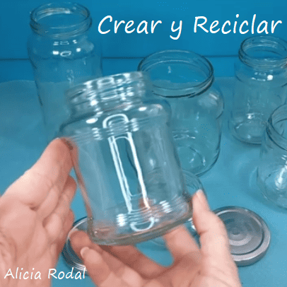 Como transformar un frasco de vidrio en un precioso adorno navideño. Con esta bella decoración de un bote de vidrio logramos un efecto como de nieve derretida o como si fuera la cera de una vela que se está derritiendo.