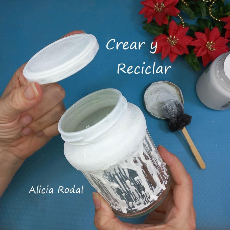 Como transformar un frasco de vidrio en un precioso adorno navideño. Con esta bella decoración de un bote de vidrio logramos un efecto como de nieve derretida o como si fuera la cera de una vela que se está derritiendo.