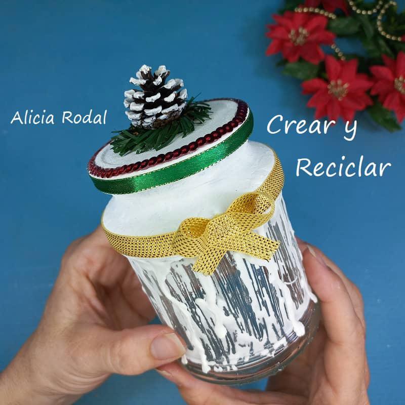 Como transformar un frasco de vidrio en un precioso adorno navideño. Con esta bella decoración de un bote de vidrio logramos un efecto como de nieve derretida o como si fuera la cera de una vela que se está derritiendo.