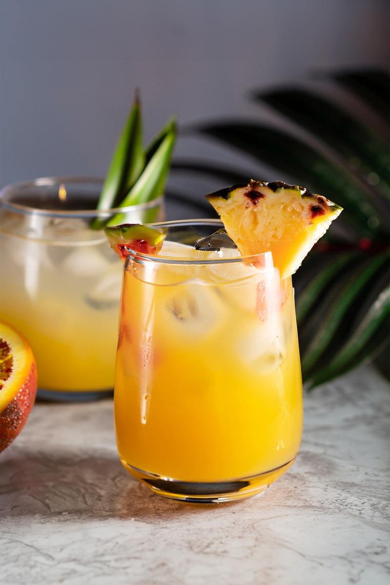 Mocktail tropical de frutas. Piña, maracuya y zumo de naranja. Cocktail sin alcohol. 