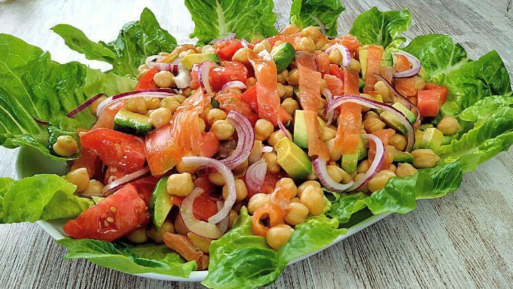 Ensalada de garbanzos y salmón ahumado