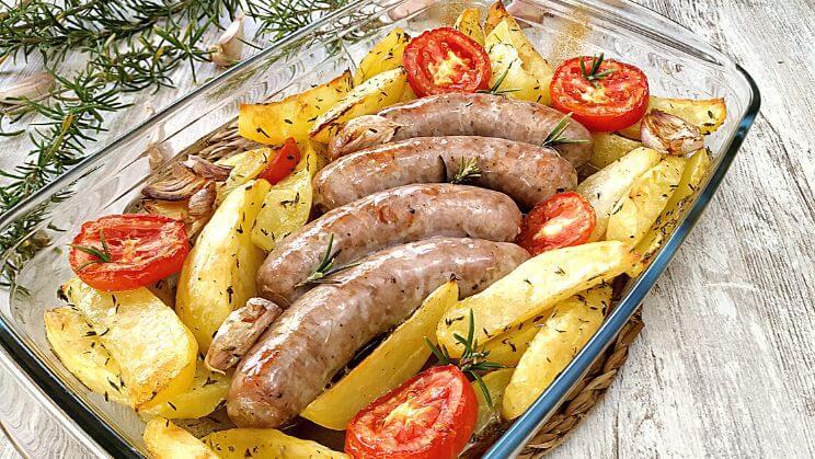 Butifarra al horno con patatas al romero
