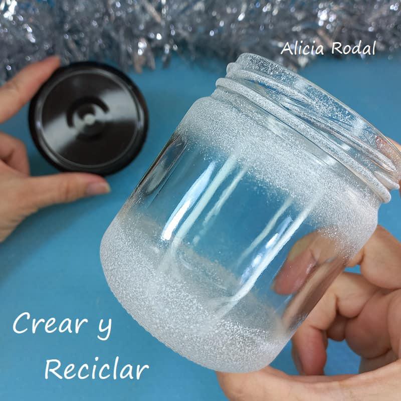 En este tutorial vamos a ver cómo hacer una preciosa mini casa, con la estampa de invierno, con nieve, dentro de un frasco, envase o bote de vidrio o cristal, como una manera original de decorar nuestra casa en Navidad. Diy