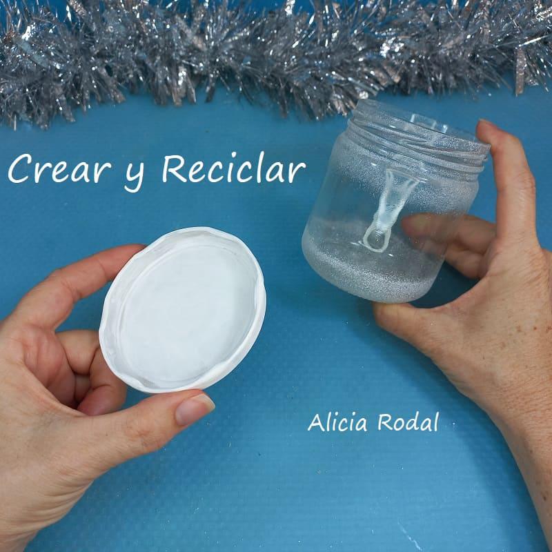 En este tutorial vamos a ver cómo hacer una preciosa mini casa, con la estampa de invierno, con nieve, dentro de un frasco, envase o bote de vidrio o cristal, como una manera original de decorar nuestra casa en Navidad. Diy