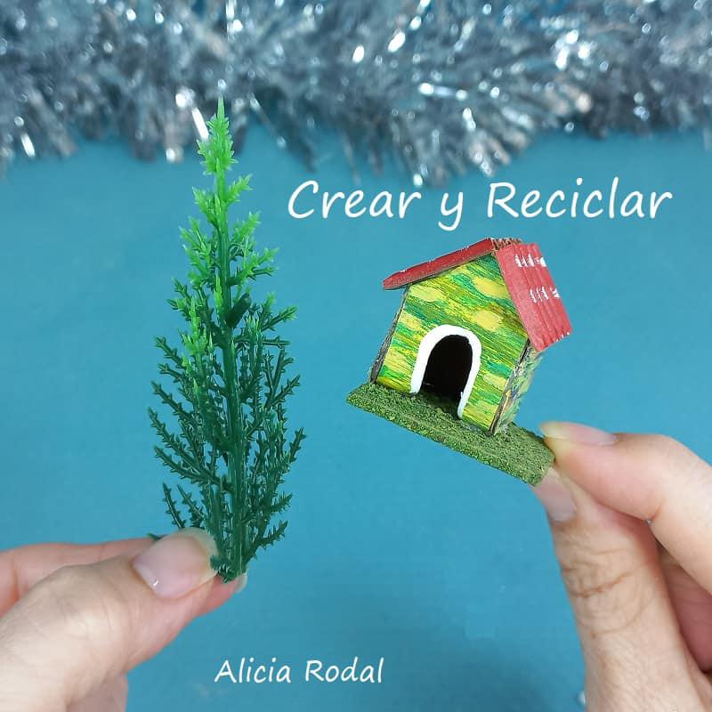 En este tutorial vamos a ver cómo hacer una preciosa mini casa, con la estampa de invierno, con nieve, dentro de un frasco, envase o bote de vidrio o cristal, como una manera original de decorar nuestra casa en Navidad. Diy