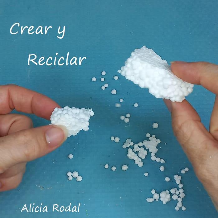 En este tutorial vamos a ver cómo hacer una preciosa mini casa, con la estampa de invierno, con nieve, dentro de un frasco, envase o bote de vidrio o cristal, como una manera original de decorar nuestra casa en Navidad. Diy