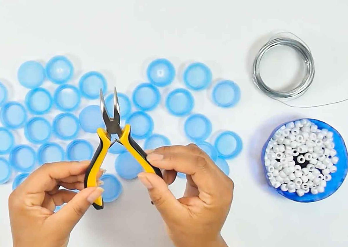 Cesta con tapas de botellas plásticas