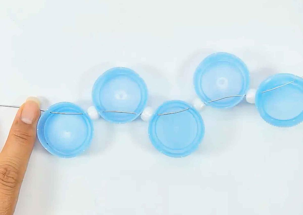 Cesta con tapas de botellas plásticas