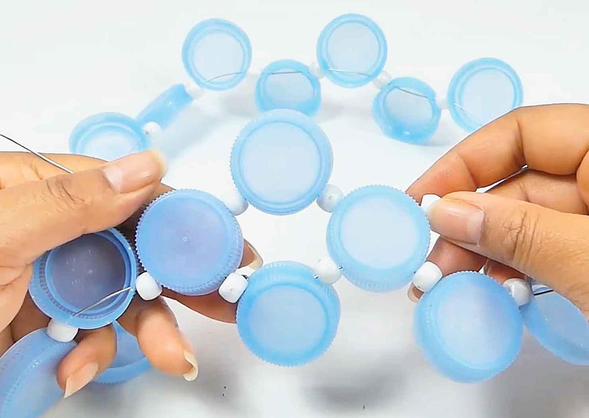 Cesta con tapas de botellas plásticas