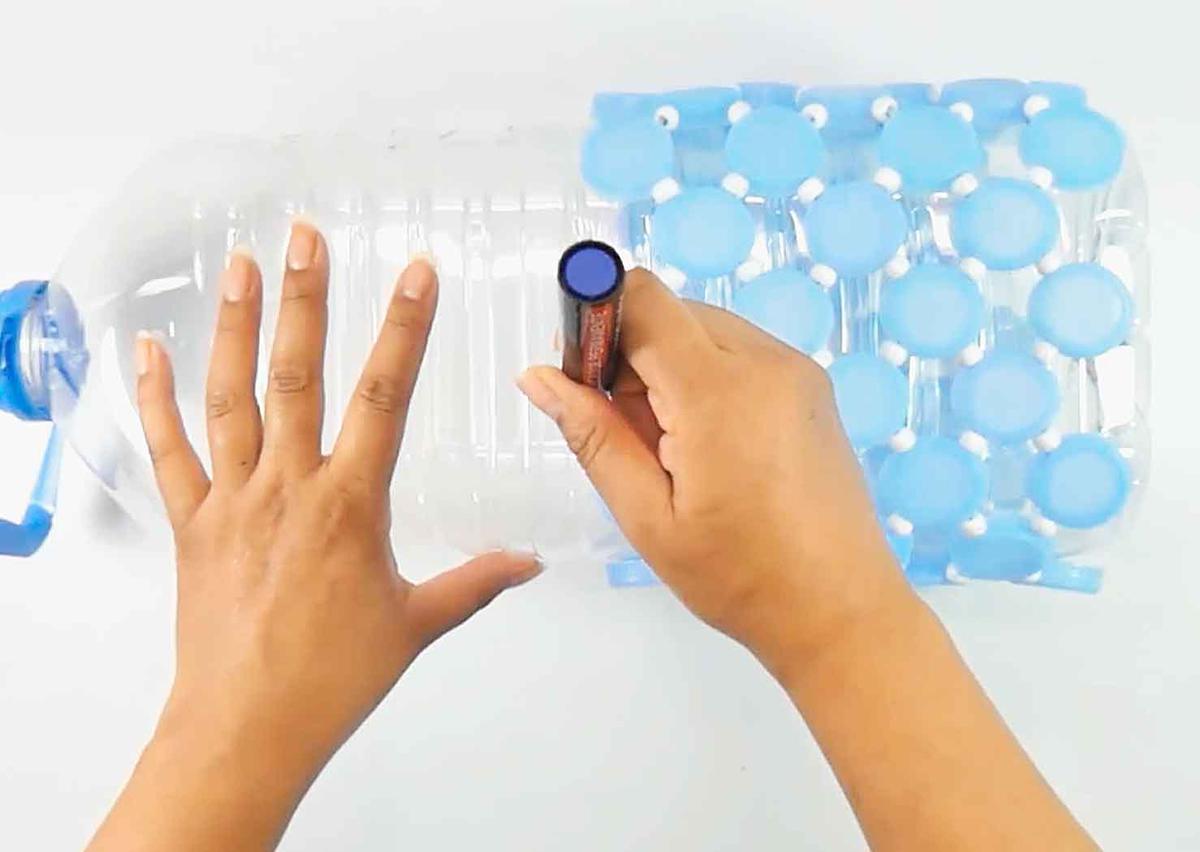 Cesta con tapas de botellas plásticas