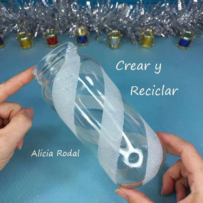 Como decorar un frasco de vidrio de una forma que sea fácil con un resultado elegante y glamoroso. Después de ver este tutorial no volverás a tirar los tarros de cristal. En este tutorial les mostraré qué fácil es hacer esta linda manualidad para tu casa, como una posibilidad de ganar dinero con artesanías o para hacer un hermoso regalo en cualquier época del año.