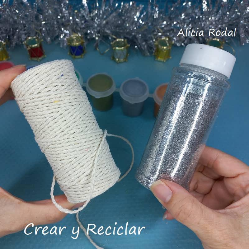 Como decorar un frasco de vidrio de una forma que sea fácil con un resultado elegante y glamoroso. Después de ver este tutorial no volverás a tirar los tarros de cristal. En este tutorial les mostraré qué fácil es hacer esta linda manualidad para tu casa, como una posibilidad de ganar dinero con artesanías o para hacer un hermoso regalo en cualquier época del año.