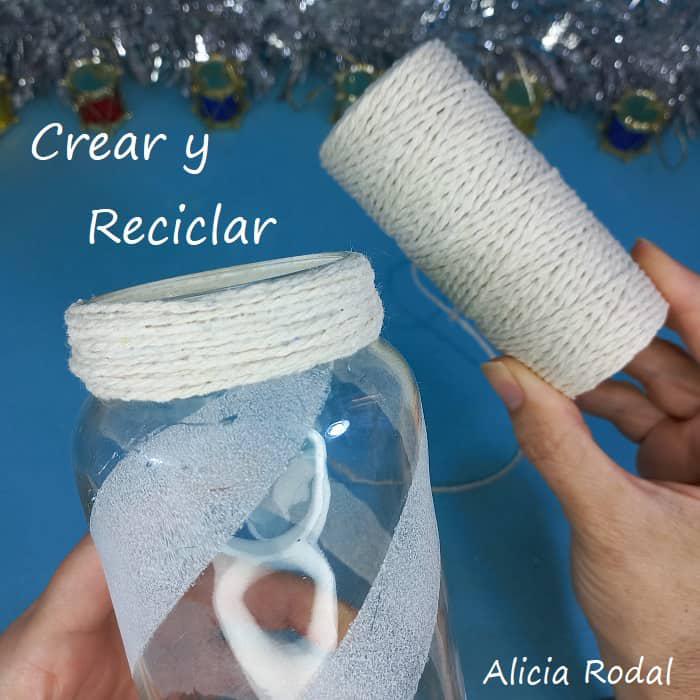 Como decorar un frasco de vidrio de una forma que sea fácil con un resultado elegante y glamoroso. Después de ver este tutorial no volverás a tirar los tarros de cristal. En este tutorial les mostraré qué fácil es hacer esta linda manualidad para tu casa, como una posibilidad de ganar dinero con artesanías o para hacer un hermoso regalo en cualquier época del año.