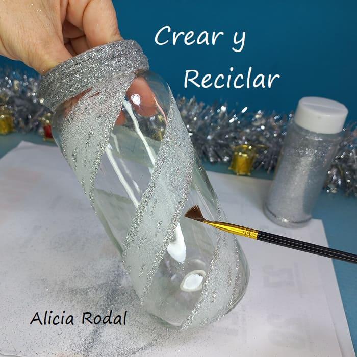 Como decorar un frasco de vidrio de una forma que sea fácil con un resultado elegante y glamoroso. Después de ver este tutorial no volverás a tirar los tarros de cristal. En este tutorial les mostraré qué fácil es hacer esta linda manualidad para tu casa, como una posibilidad de ganar dinero con artesanías o para hacer un hermoso regalo en cualquier época del año.