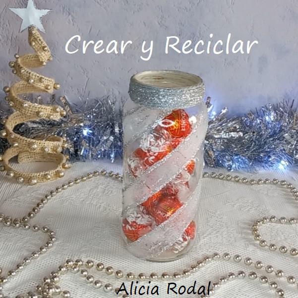 Como decorar un frasco de vidrio de una forma que sea fácil con un resultado elegante y glamoroso. Después de ver este tutorial no volverás a tirar los tarros de cristal. En este tutorial les mostraré qué fácil es hacer esta linda manualidad para tu casa, como una posibilidad de ganar dinero con artesanías o para hacer un hermoso regalo en cualquier época del año.