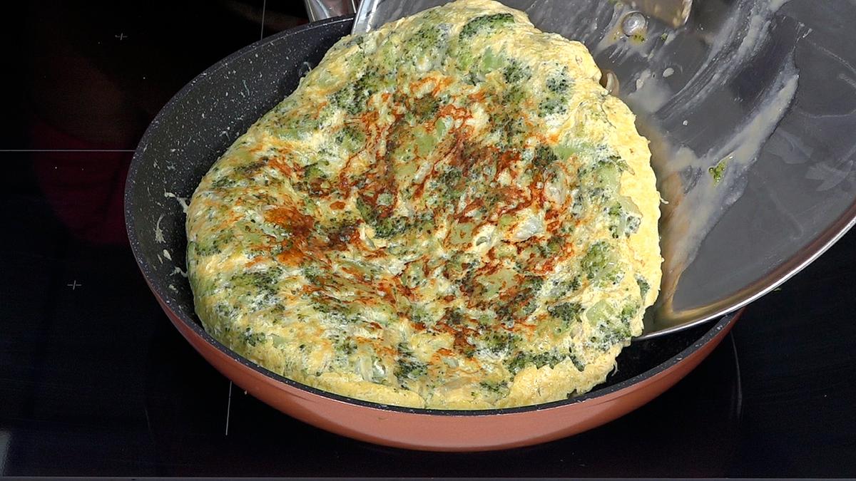 TORTILLA DE BRÓCOLI CON QUESO. Saludable y deliciosa es una receta fácil y rápida con la que todos disfrutaran en casa - Loli Domínguez - Foto 5