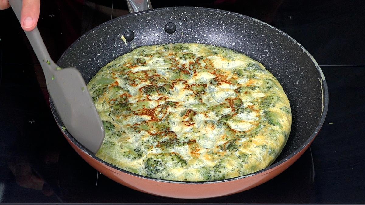 TORTILLA DE BRÓCOLI CON QUESO. Saludable y deliciosa es una receta fácil y rápida con la que todos disfrutaran en casa - Loli Domínguez - Foto 6