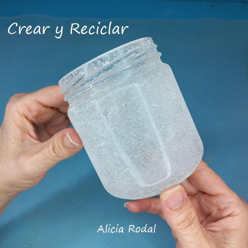 Si les gusta la decoración estilo country, esta manualidad les encantará, además es muy fácil de hacer y vamos a reutilizar materiales reciclados y diferentes técnicas de manualidades. Este tutorial es la continuación, donde les mostré como decorar frascos de vidrio con efecto de falso esmerilado o esmerilado de imitación.