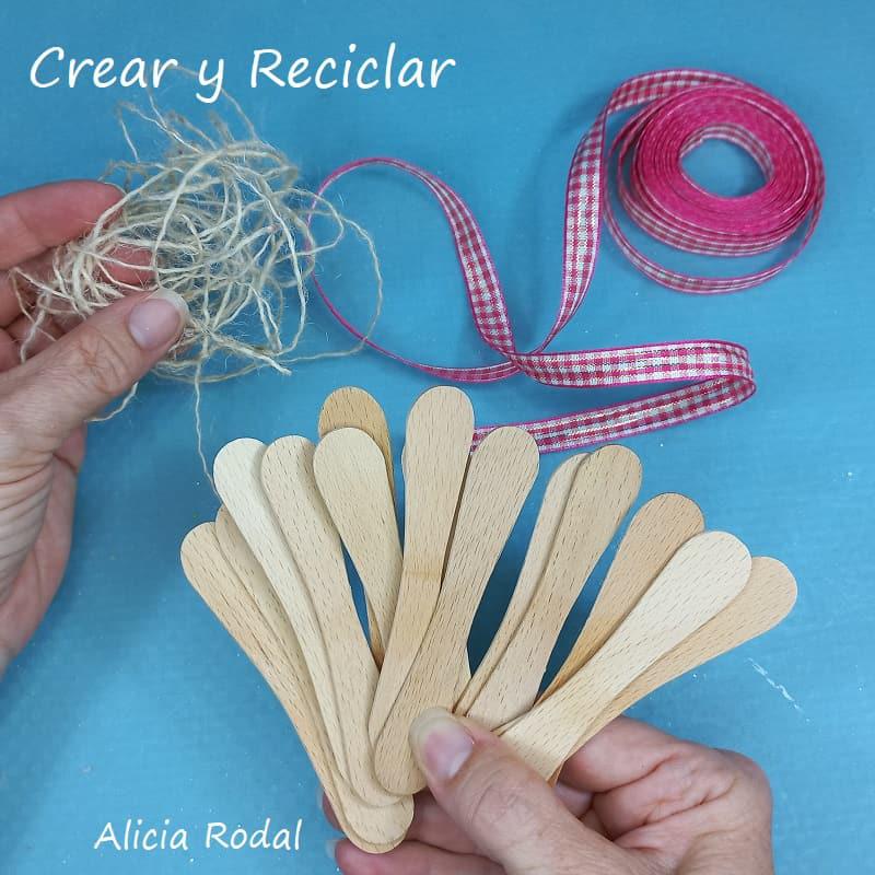 Si les gusta la decoración estilo country, esta manualidad les encantará, además es muy fácil de hacer y vamos a reutilizar materiales reciclados y diferentes técnicas de manualidades. Este tutorial es la continuación, donde les mostré como decorar frascos de vidrio con efecto de falso esmerilado o esmerilado de imitación.