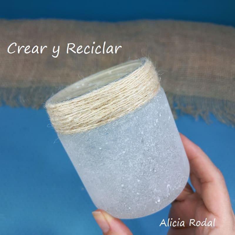 Si les gusta la decoración estilo country, esta manualidad les encantará, además es muy fácil de hacer y vamos a reutilizar materiales reciclados y diferentes técnicas de manualidades. Este tutorial es la continuación, donde les mostré como decorar frascos de vidrio con efecto de falso esmerilado o esmerilado de imitación.