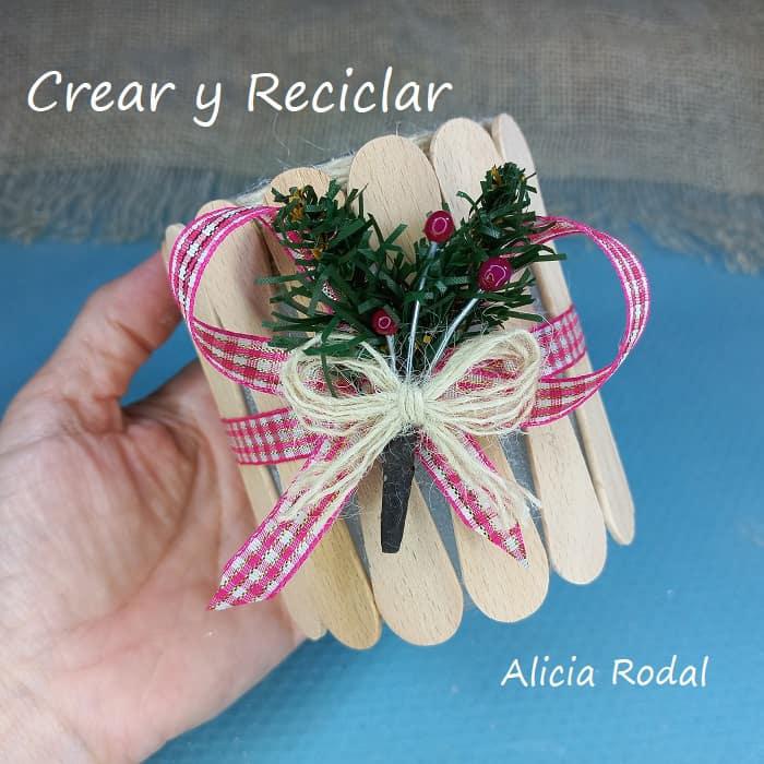 Si les gusta la decoración estilo country, esta manualidad les encantará, además es muy fácil de hacer y vamos a reutilizar materiales reciclados y diferentes técnicas de manualidades. Este tutorial es la continuación, donde les mostré como decorar frascos de vidrio con efecto de falso esmerilado o esmerilado de imitación.