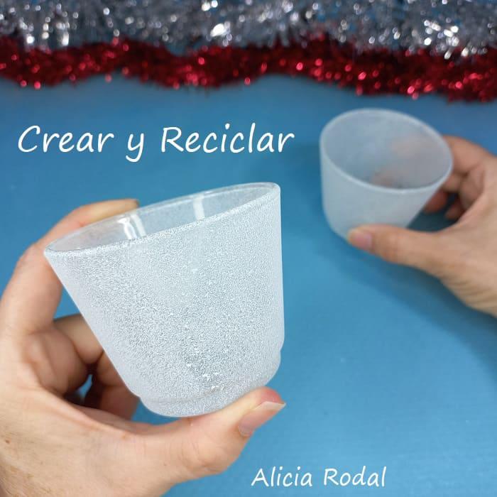 Mira qué fácil es hacer hermosas manualidades navideñas para nuestra casa, vender o regalar. En este tutorial veremos cómo hacer este hermoso candelabro con vasito de cristal para decorar cualquier rincón de tu casa en Navidad. DIY