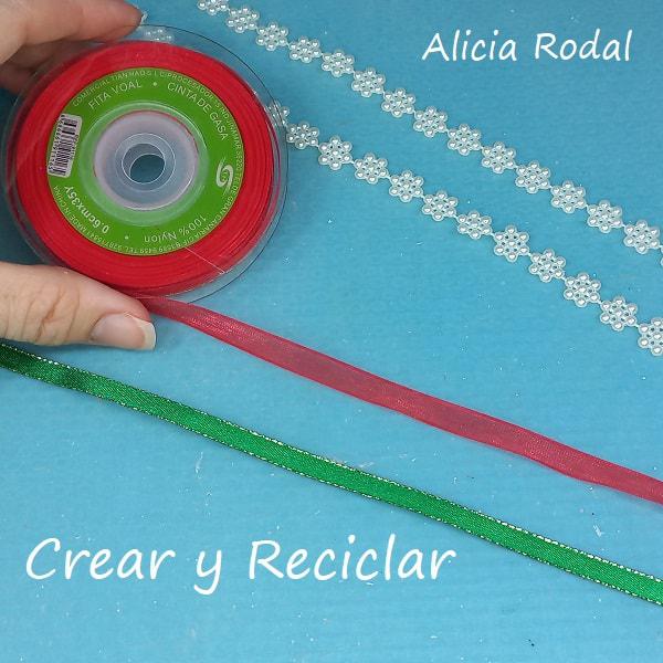 Mira qué fácil es hacer hermosas manualidades navideñas para nuestra casa, vender o regalar. En este tutorial veremos cómo hacer este hermoso candelabro con vasito de cristal para decorar cualquier rincón de tu casa en Navidad. DIY