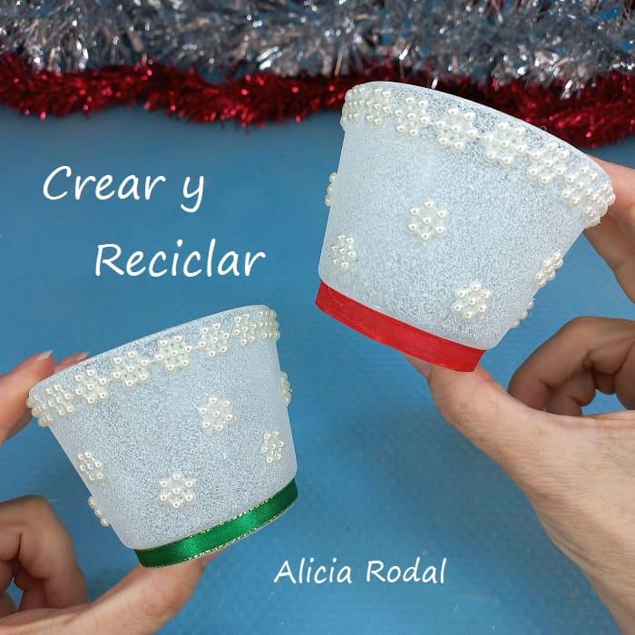 Mira qué fácil es hacer hermosas manualidades navideñas para nuestra casa, vender o regalar. En este tutorial veremos cómo hacer este hermoso candelabro con vasito de cristal para decorar cualquier rincón de tu casa en Navidad. DIY