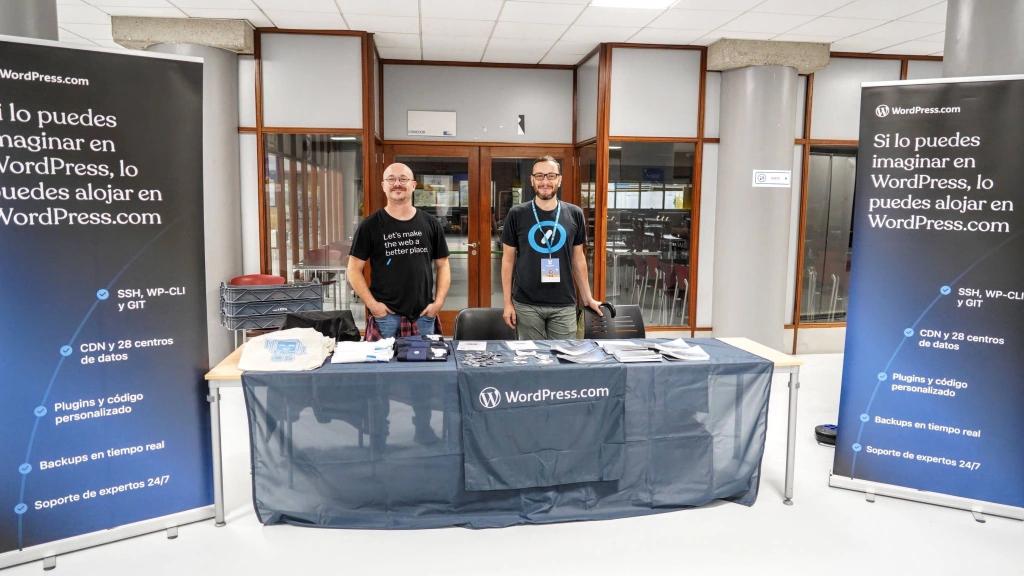 Álvaro y André en el stand de WordPress.com