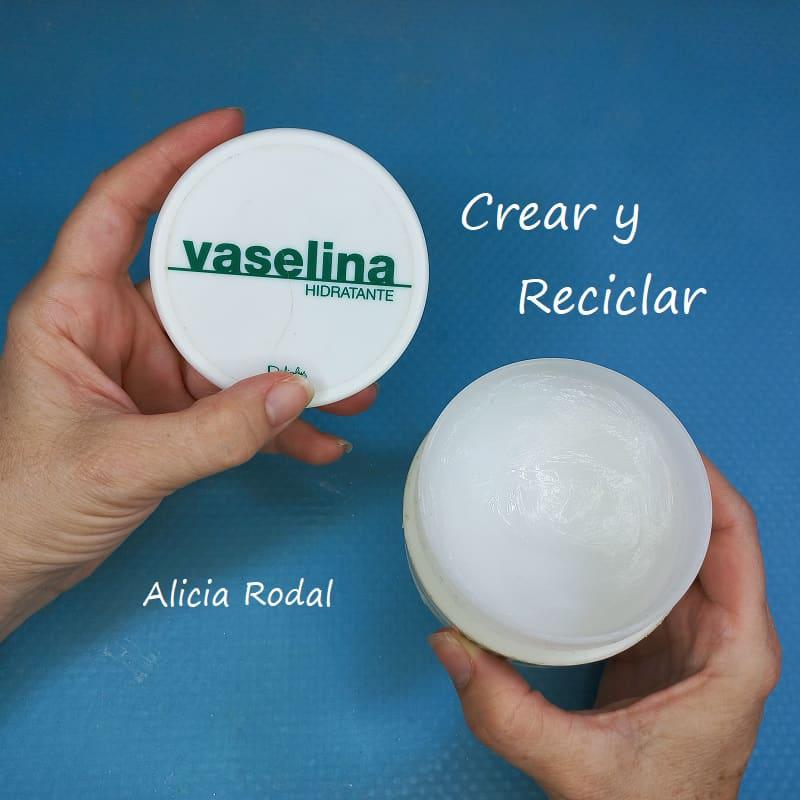 Aprende como hacer lindos copos de nieve como detalles decorativos para tus manualidades navideñas. Estas ideas son fáciles y súper rápidas de hacer. Para hacerlo vamos a necesitar la pistola caliente de silicona o pegamento termofusible. De esta forma podemos decorar nuestra casa en Navidad, o también para vender o regalar DIY