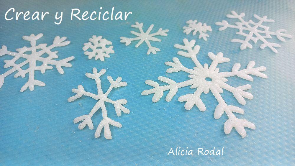 Aprende como hacer lindos copos de nieve como detalles decorativos para tus manualidades navideñas. Estas ideas son fáciles y súper rápidas de hacer. Para hacerlo vamos a necesitar la pistola caliente de silicona o pegamento termofusible. De esta forma podemos decorar nuestra casa en Navidad, o también para vender o regalar DIY