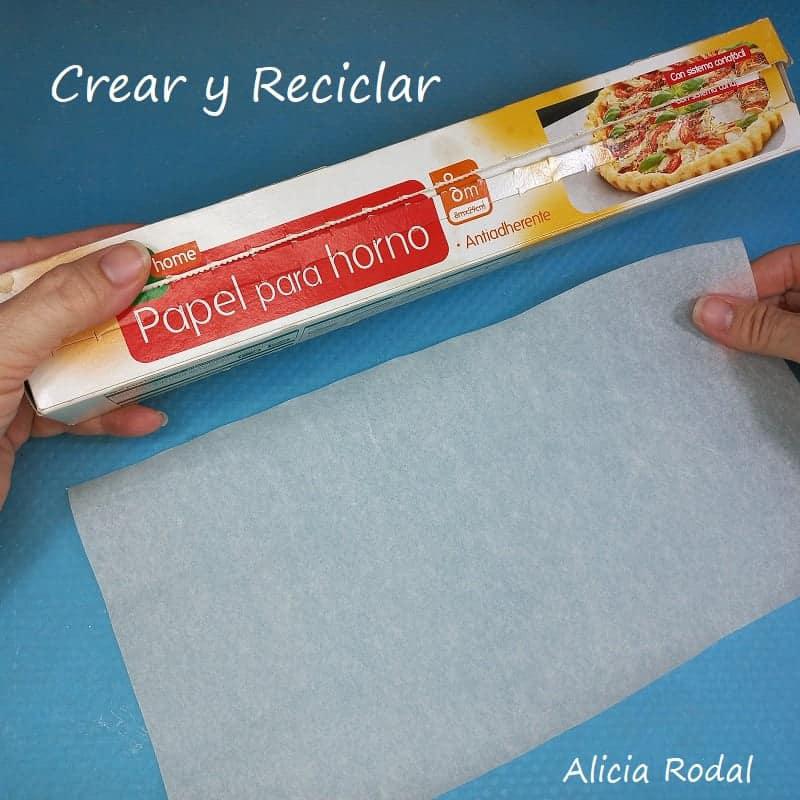 Aprende como hacer lindos copos de nieve como detalles decorativos para tus manualidades navideñas. Estas ideas son fáciles y súper rápidas de hacer. Para hacerlo vamos a necesitar la pistola caliente de silicona o pegamento termofusible. De esta forma podemos decorar nuestra casa en Navidad, o también para vender o regalar DIY