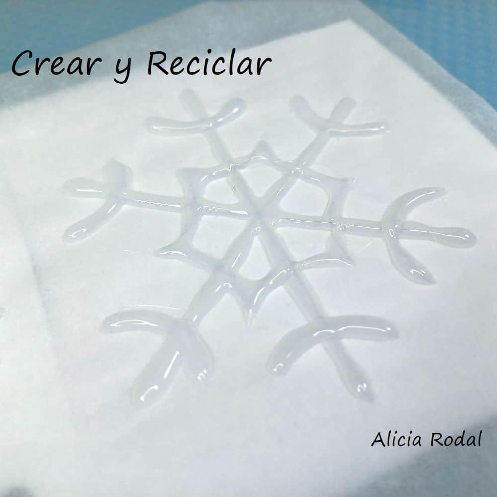 Aprende como hacer lindos copos de nieve como detalles decorativos para tus manualidades navideñas. Estas ideas son fáciles y súper rápidas de hacer. Para hacerlo vamos a necesitar la pistola caliente de silicona o pegamento termofusible. De esta forma podemos decorar nuestra casa en Navidad, o también para vender o regalar DIY