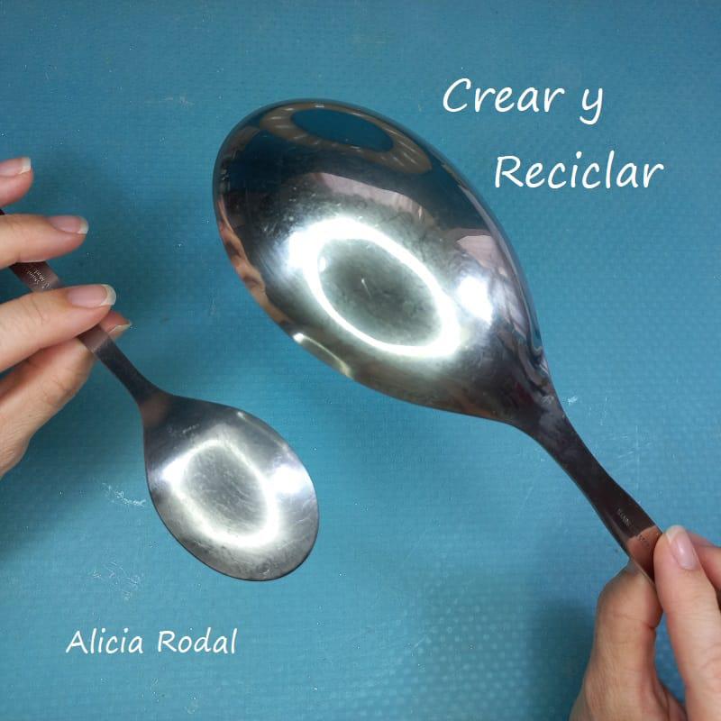 Aprende como hacer lindos copos de nieve como detalles decorativos para tus manualidades navideñas. Estas ideas son fáciles y súper rápidas de hacer. Para hacerlo vamos a necesitar la pistola caliente de silicona o pegamento termofusible. De esta forma podemos decorar nuestra casa en Navidad, o también para vender o regalar DIY