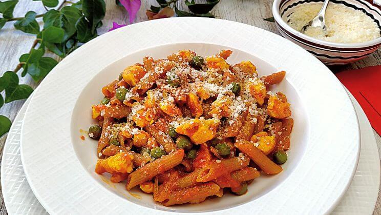 Pasta con pollo y cúrcuma