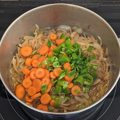 Muslos de pollo a la cerveza - Agregamos las verduras