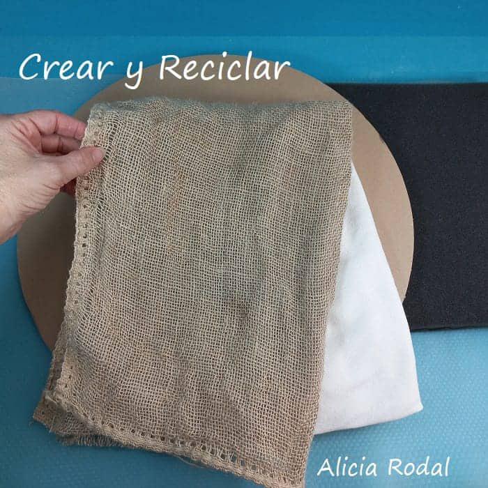 Mira qué fácil es hacer una preciosa corona navideña para decorar la puerta de entrada de tu casa estas Navidades, y lo mejor de todo es que es muy económica, ya que no tendrás que gastar mucho dinero, porque está hecha en su mayoría por materiales reciclados. DIY