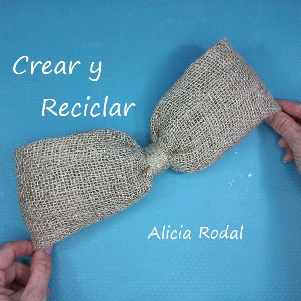 Mira qué fácil es hacer una preciosa corona navideña para decorar la puerta de entrada de tu casa estas Navidades, y lo mejor de todo es que es muy económica, ya que no tendrás que gastar mucho dinero, porque está hecha en su mayoría por materiales reciclados. DIY