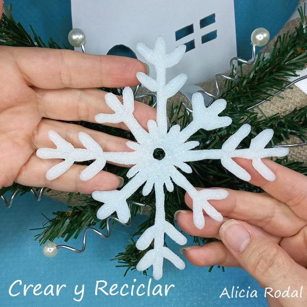 Mira qué fácil es hacer una preciosa corona navideña para decorar la puerta de entrada de tu casa estas Navidades, y lo mejor de todo es que es muy económica, ya que no tendrás que gastar mucho dinero, porque está hecha en su mayoría por materiales reciclados. DIY