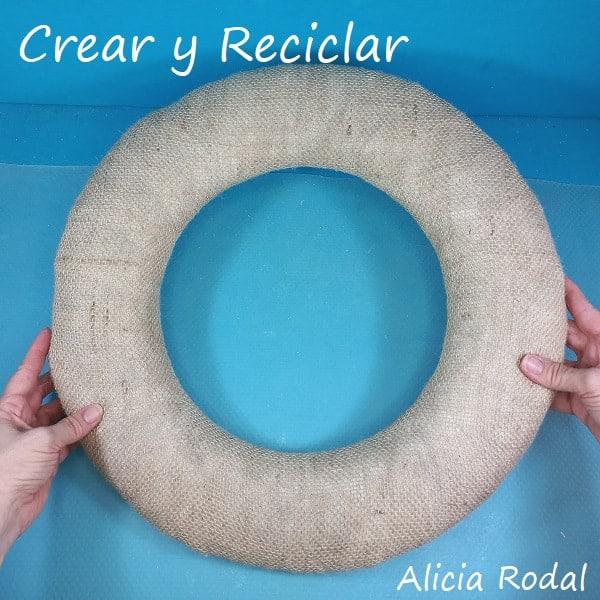 Mira qué fácil es hacer una preciosa corona navideña para decorar la puerta de entrada de tu casa estas Navidades, y lo mejor de todo es que es muy económica, ya que no tendrás que gastar mucho dinero, porque está hecha en su mayoría por materiales reciclados. DIY