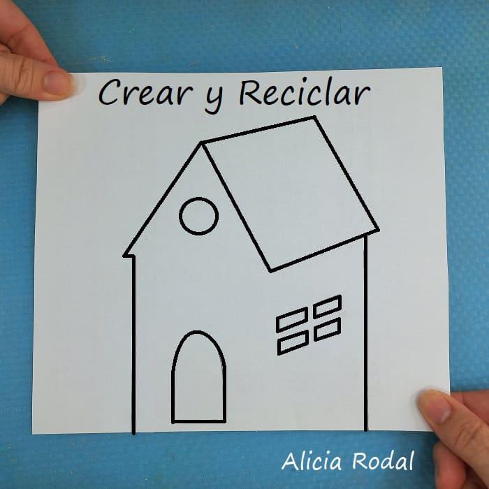 Mira qué fácil es hacer una preciosa corona navideña para decorar la puerta de entrada de tu casa estas Navidades, y lo mejor de todo es que es muy económica, ya que no tendrás que gastar mucho dinero, porque está hecha en su mayoría por materiales reciclados. DIY